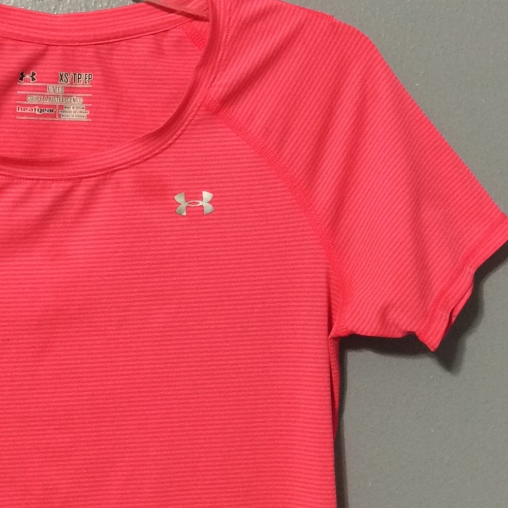 Under Armour Heat Gear Fitted Pink Shirt Sz XS - Picture 2 of 5